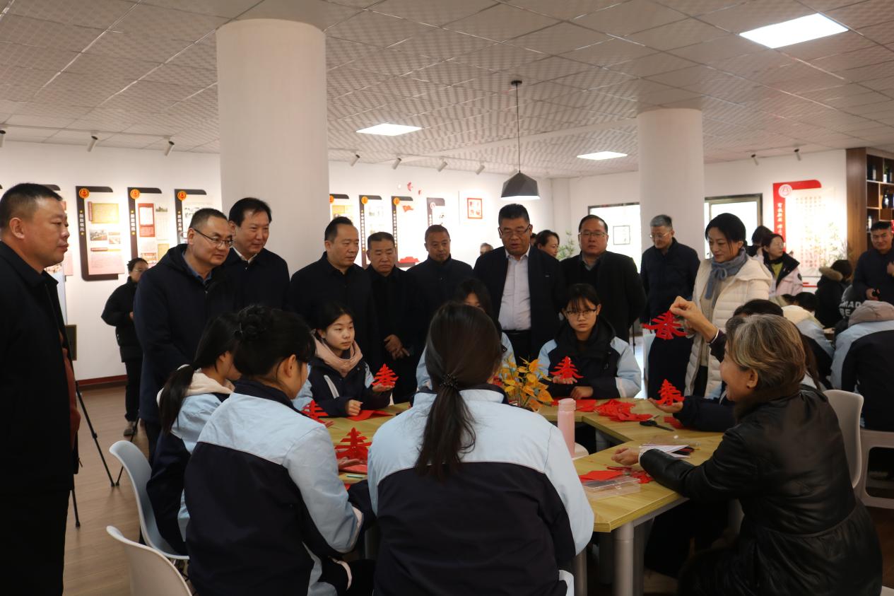 �����߽�У԰���ഺ���о��䡪���������׽�У԰���ųɹ�չԲ����Ļ